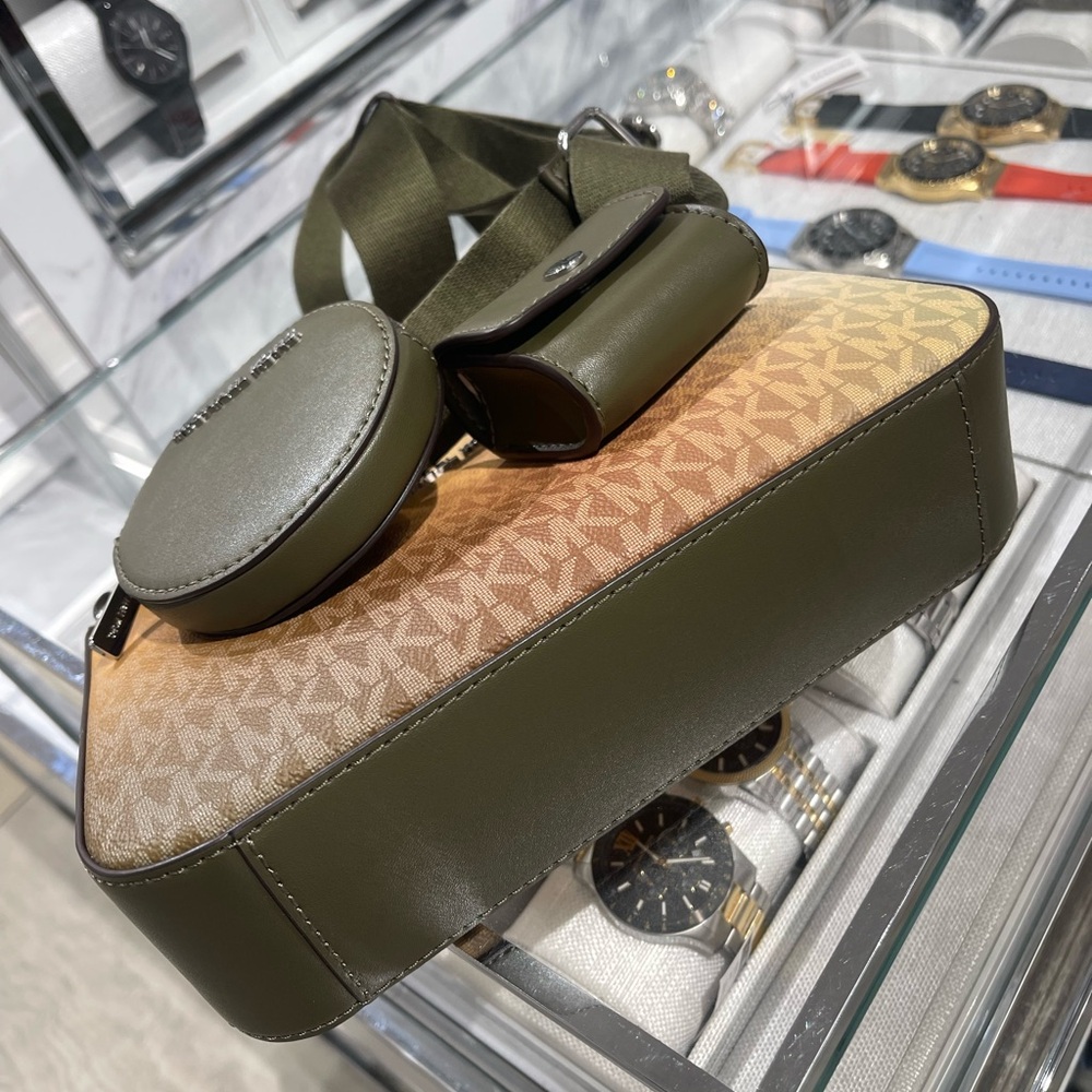 MICHAEL KORS Jet Set Sm Ombré Signature Logo Crossbody Case Apple Airpods Pro® - Picture 14 of 16